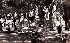 594- Cherchell - La place et l'hotel Cesaree